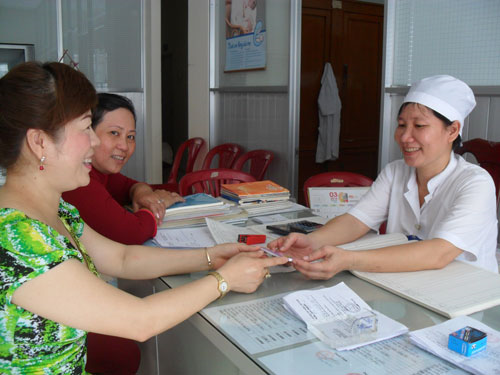 Cán bộ Trạm Y tế phường Tân An, quận Ninh Kiều tư vấn, tiếp thị xã hội thuốc uống tránh thai cho các chị em phụ nữ trên địa bàn phường. Ảnh: CTV