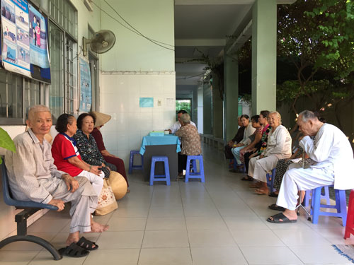 Người cao tuổi trên địa bàn phường đến khám sức khỏe tại Trạm Y tế phường An Hòa