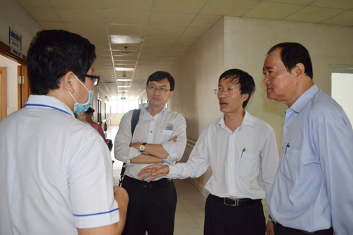 Viện trưởng Phan Trọng Lân (thứ hai, từ phải); Thầy thuốc Nhân dân – BS.CKII Nguyễn Trung Nghĩa (bìa phải), Phó Giám đốc Sở Y tế TP Cần Thơ cùng thành viên đoàn trao đổi cùng các cán bộ y tế ở Bệnh viện Đa khoa TP Cần Thơ.