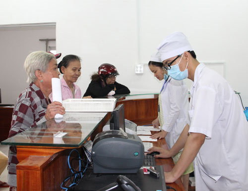 Người dân đến đăng ký khám chữa bệnh BHYT tại Bệnh viện Tim mạch.