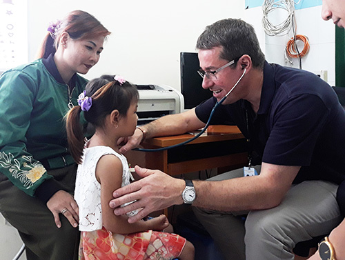 Chuyên gia nước ngoài khám sức khỏe cho trẻ nếu đủ điều kiện sẽ tiến hành phẫu thuật.