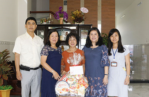 Đoàn công tác của Sở Y tế đến thăm và chúc Tết gia đình DS. Nguyễn Bích Lệ, nguyên Phó Giám đốc Sở Y tế.