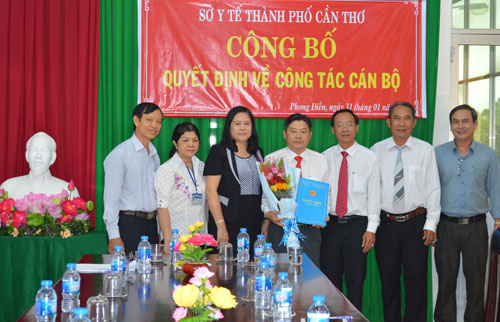 Lãnh đạo Sở Y tế cùng lãnh đạo huyện Phong Điền và đại diện Ban Giám đốc Trung tâm Y tế huyện Phong Điền chụp hình hình lưu niệm tại buổi Lễ công bố Quyết định về công tác cán bộ tại huyện Phong Điền.