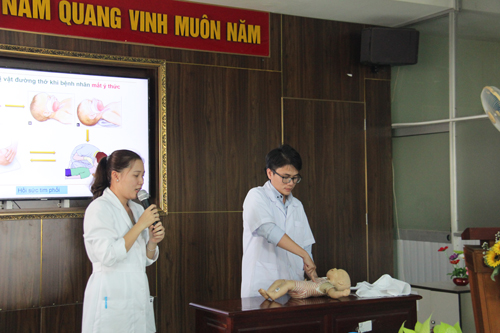 Các bác sĩ Bệnh viện Tai Mũi Họng TP Cần Thơ hướng dẫn cách xử trí khẩn cấp khi bị dị vật đường thở