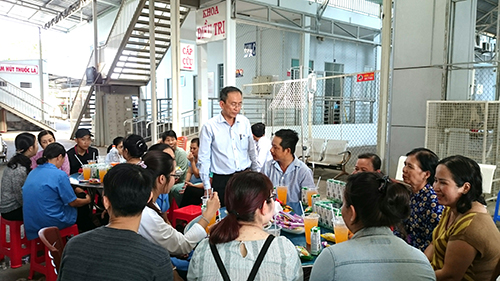 BS.CKII Nguyễn Xuân Việt, Giám đốc Bệnh viện Huyết học - Truyền máu TP Cần Thơ chúc Tết, động viên tinh thần các bệnh nhân và thân nhân nuôi bệnh đang điều trị tại Bệnh viện.
