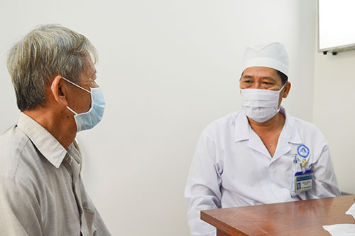 Bác sĩ tư vấn cách chăm sóc cho bệnh nhân lao đang điều trị tại Bệnh viện Lao và Bệnh phổi TP Cần Thơ.