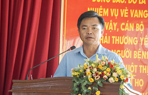 Lãnh đạo UBND quận Cái Răng phát biểu tại hội nghị.