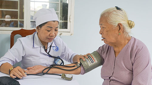 Thành viên Đội Thầy thuốc tình nguyện khám bệnh cho bệnh nhân.