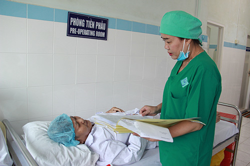 Bác sĩ Bệnh viện Mắt - Răng hàm mặt TP Cần Thơ thăm hỏi bệnh nhân trước khi chuẩn bị phẫu thuật đục thủy tinh thể