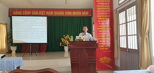 BS.CKI Trần Đình Nam, Giám đốc Trung tâm Y tế huyện Vĩnh Thạnh triển khai nội dung tại buổi tập huấn