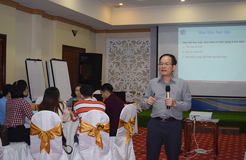 Bác sĩ Ngô Văn Hựu, cán bộ Tổ chức PATH trình bày về điều trị dự phòng trước phơi nhiễm (PrEP) và quy trình triển khai PrEP tại lớp tập huấn.