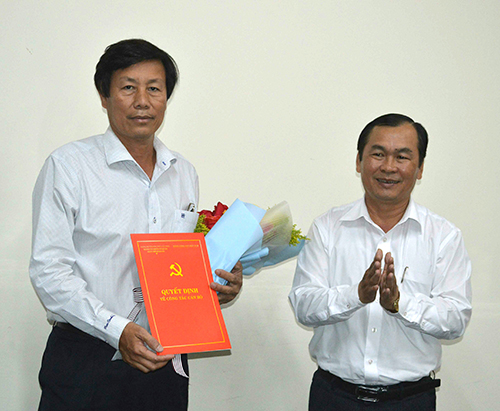 Đồng chí Lê Văn Thành, Thành ủy viên, Bí thư Đảng ủy Khối cơ quan Dân Chính Đảng trao Quyết định cho đồng chí Cao Minh Chu.