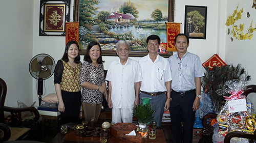 BS.CKI Huỳnh Văn Nhanh, Phó Giám đốc Sở Y tế cùng đoàn công tác của Sở đến thăm và chúc Tết gia đình ông Nguyễn Bá Lượng, nguyên Phó Giám đốc Sở Y tế TP Cần Thơ.