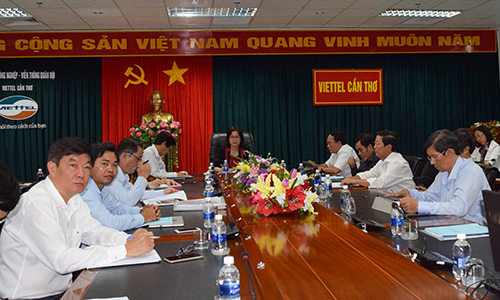 Điểm cầu tại TP Cần Thơ, Phó Chủ tịch UBND Võ Thị Hồng Ánh chủ trì hội nghị.