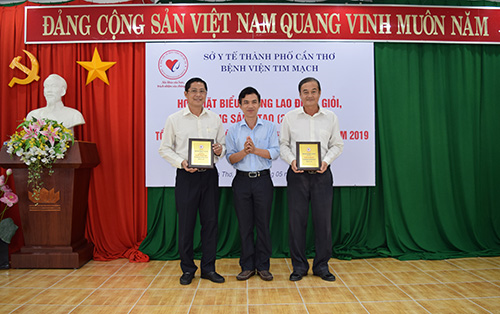 ThS Mai Anh Tuấn, Phó Chánh Văn phòng Sở Y tế trao quà biểu dương - “bảng gỗ vinh danh” cho các cá nhân lao động giỏi, lao động sáng tạo giai đoạn năm 2015 - 2019.