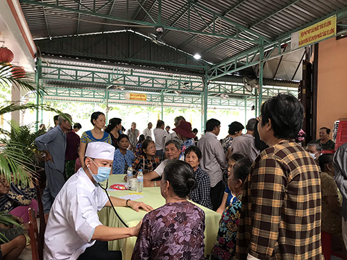 Các y bác sĩ trong Đội Thầy thuốc tình nguyện của Trung tâm Y tế quận Thốt Nốt khám bệnh miễn phí cho người dân