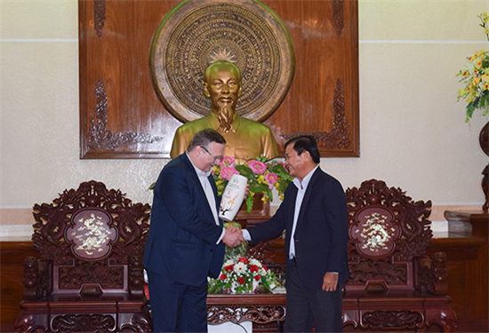 Ông Đào Anh Dũng, Phó Chủ tịch Thường trực UBND TP Cần Thơ tặng quà lưu niệm cho ngài Óry Csaba, Đại sứ đặc mệnh toàn quyền Hungary tại Việt Nam.