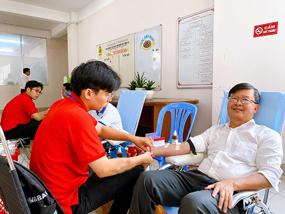 Ông Huỳnh Minh Trúc, Giám đốc CDC Cần Thơ tham gia hiến máu tình nguyện.