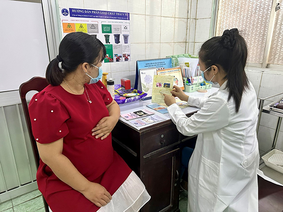 Cán bộ Trạm Y tế tư vấn sàng lọc trước sinh, sơ sinh cho thai phụ