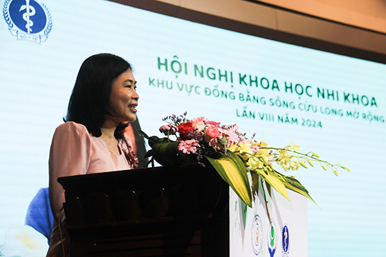 Bà Nguyễn Ngọc Việt Nga, Phó Giám đốc Sở Y tế phát biểu tại Hội nghị Nhi khoa ĐBSCL mở rộng lần thứ 8 năm 2024.