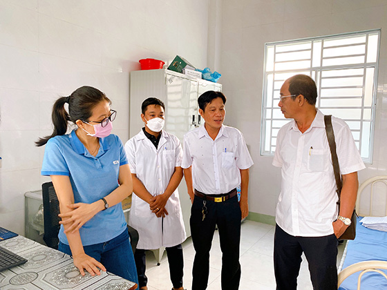 Ông Phạm Phú Trường Giang, Phó Giám đốc Sở Y tế kiểm tra công tác phòng chống dịch tại Trạm Y tế phường Thuận Hưng, quận Thốt Nốt.