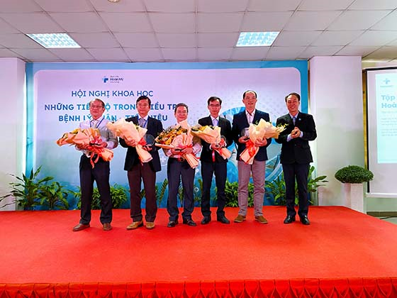 TS.BS Nguyễn Phi Hùng, Giám đốc Y khoa Bệnh viện Hoàn Mỹ Cửu Long tặng hoa cho các đại biểu.