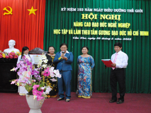 Điều dưỡng các bệnh viện tham gia tìm hiều về nội dung thực hiện Chuẩn đạo đức điều dưỡng qua hình thức Hái hoa dân chủ.