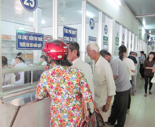 Bệnh nhân có thẻ BHYT chờ nhận thuốc tại Bệnh viện Đa khoa TP Cần Thơ. Ảnh: Thúy Duy