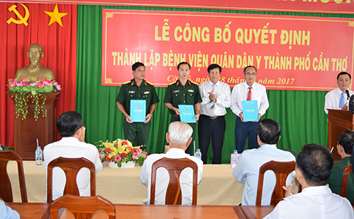 BS.CKII Cao Minh Chu, Phó Giám đốc Sở Y tế, trao quyết định bổ nhiệm Ban Giám đốc Bệnh viện Quân dân y thành phố Cần Thơ.