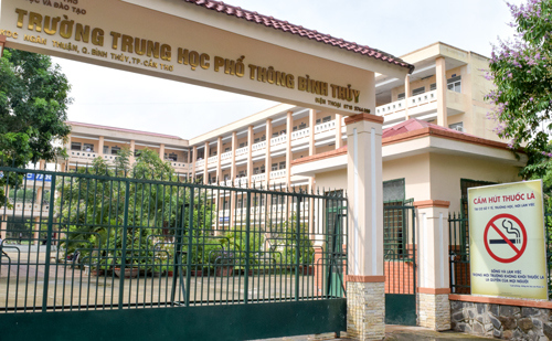 Pano “Cấm hút thuốc lá” đặt tại cổng trường THPT Bình Thủy