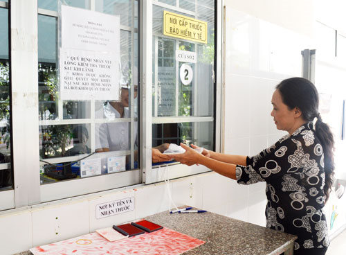 Bệnh nhân có BHYT nhận thuốc khi đến khám bệnh tại Trung tâm Y tế quận Cái Răng.