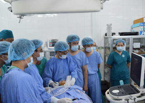 Các bác sĩ BV Ung bướu TP Cần Thơ thực kiện kỹ thuật đốt sóng cao tần (RFA) điều trị bướu giáp nhân.