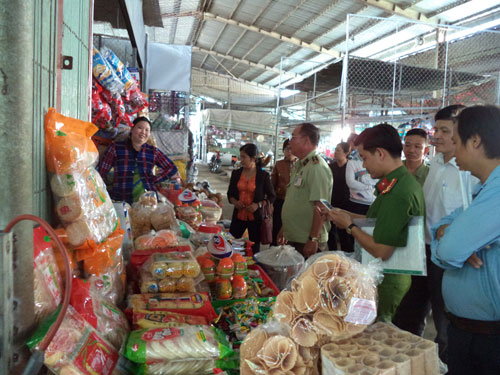 Đoàn kiểm tra tại Trung tâm Thương mại huyện Vĩnh Thạnh