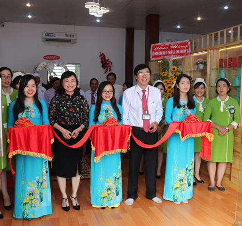 Ban Giám đốc bệnh viện cắt băng khánh thành Khoa Thẩm mỹ da