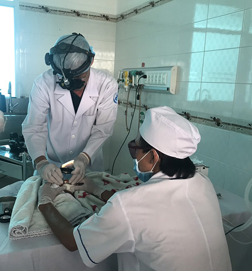 Trẻ được điều trị ROP bằng phương pháp laser quang đông vùng võng mạc vô mạch tại BVNĐ TP Cần Thơ