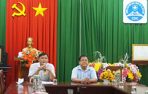 Ông Trần Trường Chinh (phải), Phó Giám đốc Trung tâm Kiểm soát bệnh tật thành phố Cần Thơ chủ trì hội nghị.