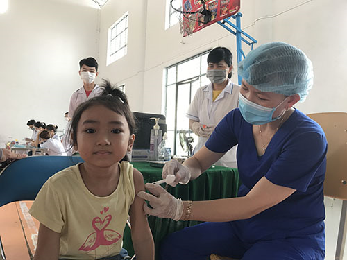 Trẻ được tiêm bổ sung vắc xin IPV tại Điểm tiêm trường Tiểu học Võ Trường Toản, phường An Hòa, quận Ninh Kiều.