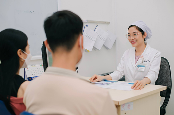 Bác sĩ khoa Hỗ trợ sinh sản đang thăm khám cho người bệnh