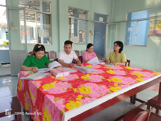 Giám sát công tác Dân số tại trạm Y tế xã Thạnh Lộc.