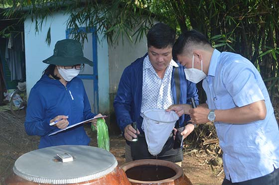 Cán bộ CDC Cần Thơ soi lăng quăng tại nhà dân.
