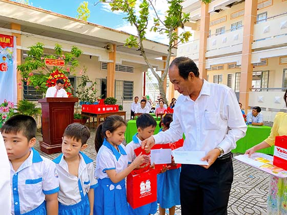 Ông Phạm Phú Trường Giang, Phó Giám đốc Sở Y tế TP Cần Thơ tặng quà cho các em học sinh có hoàn cảnh khó khăn tại trường Tiểu học Nhơn Ái 2.