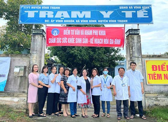 Hội KHHGĐ TP Cần Thơ chụp hình lưu niệm cùng trạm y tế xã Vĩnh Bình