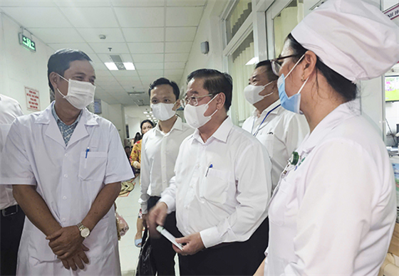 Chủ tịch UBND TP Cần Thơ Trần Việt Trường (đứng giữa) thăm hỏi, động viên cán bộ, nhân viên Khoa Truyền Nhiễm.
