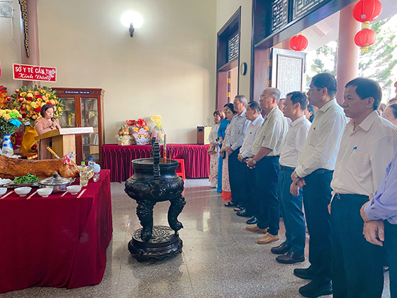Ông Lê Hùng Dũng, nguyên Chủ tịch UBND thành phố; ông Hoàng Quốc Cường, Giám đốc Sở Y tế cùng lãnh đạo các bệnh viện, quận Ninh Kiều, các thầy thuốc, sinh viên học ngành y dược và người dân tưởng nhớ công lao, y đức của Đức Y tổ.