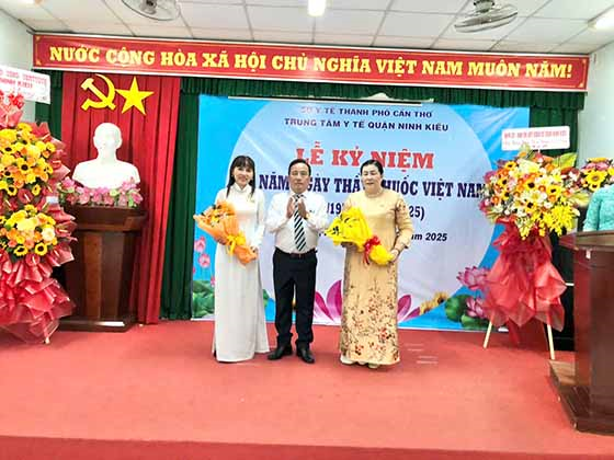 Ông Nguyễn Tiền Phong, Ủy viên Ban Thường vụ Thành ủy - Bí thư Quận ủy Ninh Kiều tặng hoa chúc mừng hai Thầy thuốc ưu tú. Ảnh: VĂN TOÀN