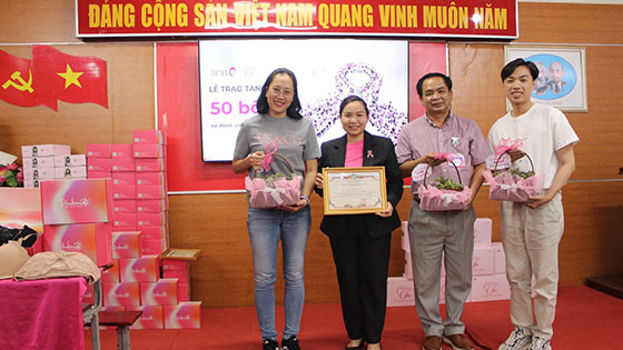 Lãnh đạo Bệnh viện trao thư cảm ơn và hoa cho đơn vị BCNV phối hợp tổ chức chương trình