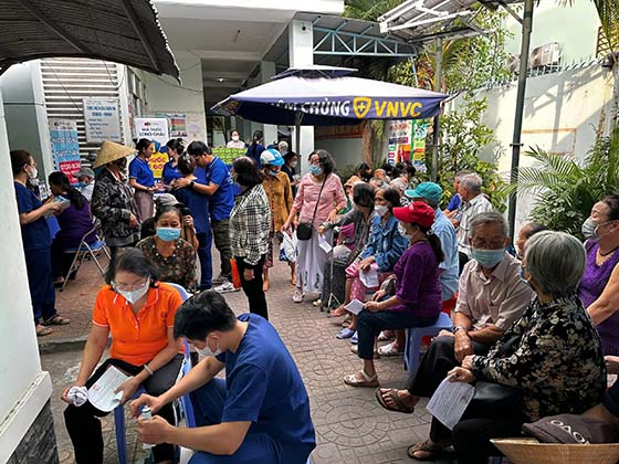 Người cao tuổi đến khám sức khỏe tại Trạm Y tế phường An Hòa