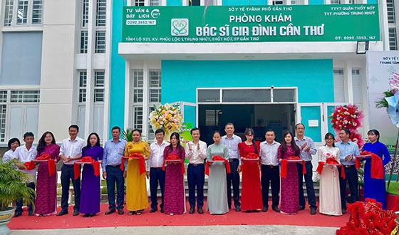 Các đại biểu cắt băng khánh thành Phòng khám BSGĐ.