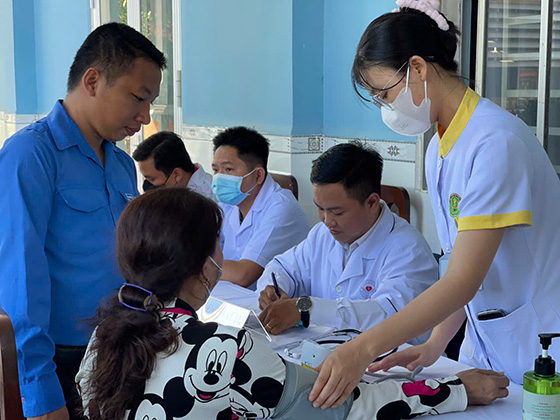 Người dân được đo huyết áp khi đến khám bệnh.