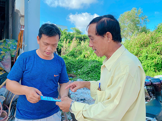 Cộng tác viên khu vực hướng dẫn, tuyên truyền người dân các biện pháp phòng chống dịch bệnh SXH.